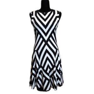 🔴 LAST CHANCE Carmen Marc Valvo Black and White Knit Chevron Print Sweater Dres